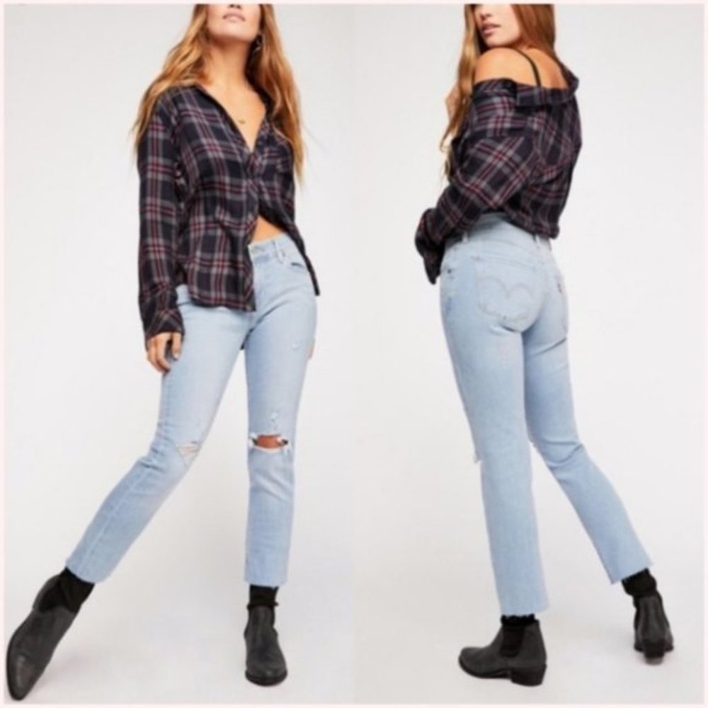 NWT Levi’s Distressed Curvy Sculpting Jeans